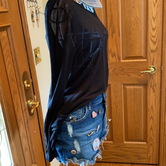 Darker Jean shorts with bottons. - Picture 5 of 6